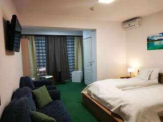 Отель Hotel Oxigen Petrosani Петрошани Улучшенный двухместный номер с 1 кроватью или 2 отдельными кроватями-9